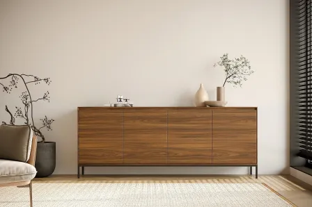 Aparador Márcia em madeira clara com pés metálicos e decoração minimalista