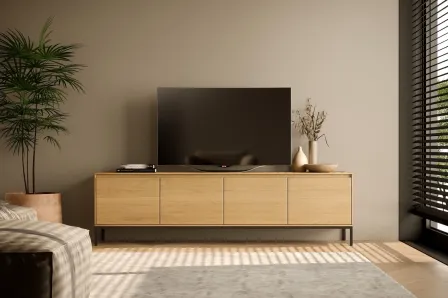 Móvel TV Márcia em madeira clara com TV, quatro portas e pernas metálicas, vasos decorativos