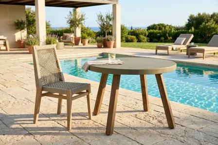 Mesa de jardim Croci redonda cinzenta com quatro pernas inclinadas em madeira