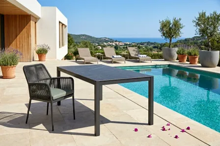 Mesa de jardim retangular preta com tampo liso e quatro pernas