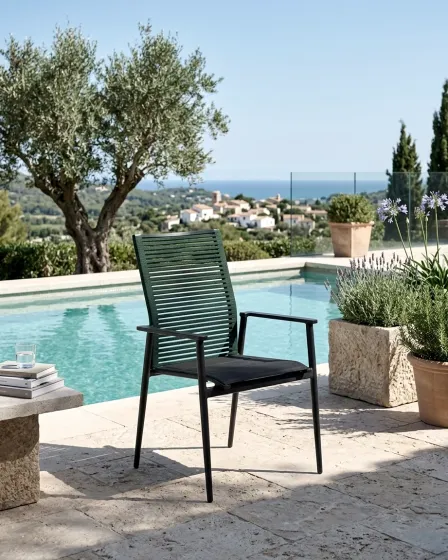Cadeirão de jardim Strixe verde metálico com almofada junto à piscina