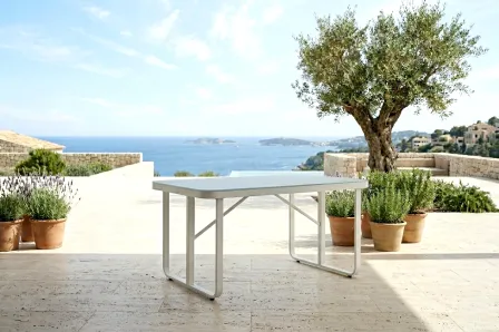 Mesa de jardim Kurve branca retangular em terraço com vista para o mar