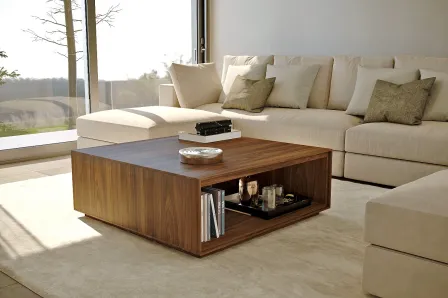 Mesa de centro Modica quadrada em madeira com prateleira aberta e objetos decorativos
