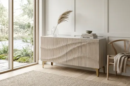 Aparador Dirta bege com frente ondulada, pés metálicos e vaso com pampas