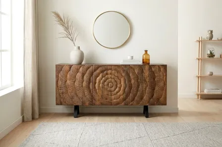 Aparador Lorita em madeira entalhada com padrão circular, vaso branco e espelho redondo