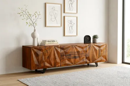 Móvel TV Triângulos em madeira com frentes geométricas triangulares e pés metálicos