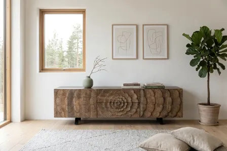 Móvel TV Lorita em madeira com frente esculpida em padrão floral, vaso e quadros.