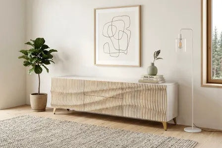 Móvel TV baixo bege com frentes onduladas, pernas douradas e decoração minimalista.