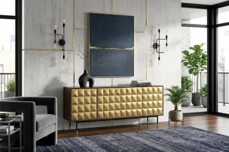 Aparador Luxar com frentes douradas em relevo geométrico e pés finos escuros