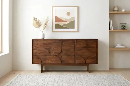 Aparador Trisha em madeira escura com frentes entalhadas geométricas, vaso e quadro