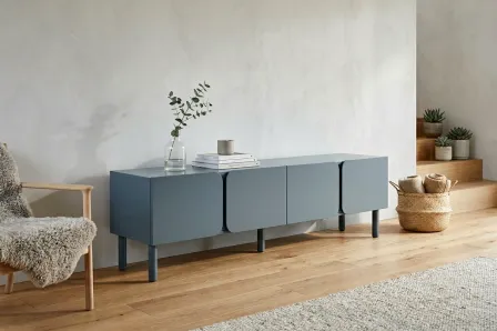 Móvel TV Lutre cinzento-azulado com quatro portas e pés elevados