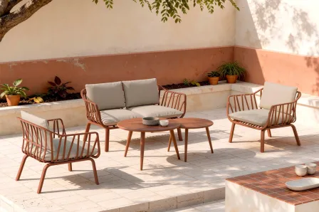 Conjunto de sofás Mikonos bege com duas mesas junto à piscina