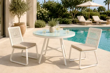 Mesa de jardim Cires redonda com tampo azul claro, duas cadeiras e piscina ao fundo