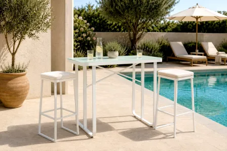 Mesa de bar de jardim branca com tampo vidro e dois bancos junto a piscina