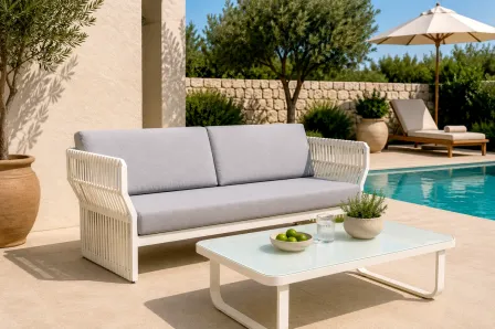 Sofá de jardim Cires branco com almofadas cinzentas junto a piscina