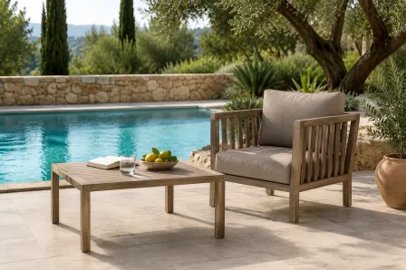 Mesa de centro Jardim Legno em madeira com tigela de limões junto a poltrona e piscina