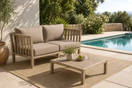 Sofá de jardim Legno em madeira clara com almofadas bege junto a mesa baixa e piscina.