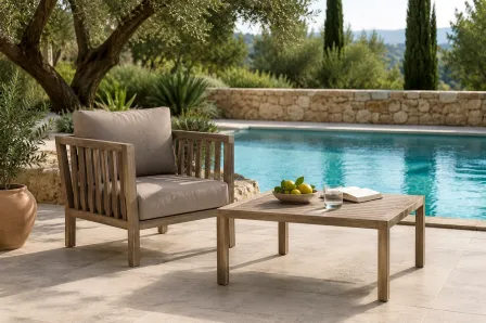 Poltrona de jardim Legno em madeira com almofadões cinzentos junto à piscina