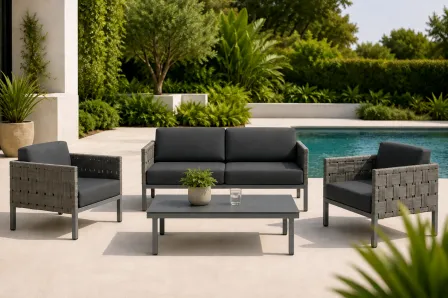 Mesa de centro Cube em alumínio com vaso, entre sofá e poltronas junto à piscina