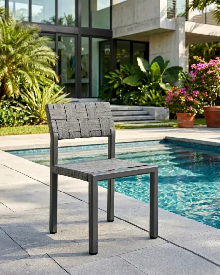 Cadeira de jardim Cube em metal e fibra sintética junto a piscina