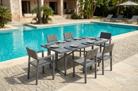 Mesa de jardim Cube cinzenta com tampo retangular e seis cadeiras junto à piscina