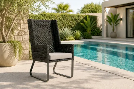 Poltrona de jardim Star com costa alta em rattan sintético e almofada clara