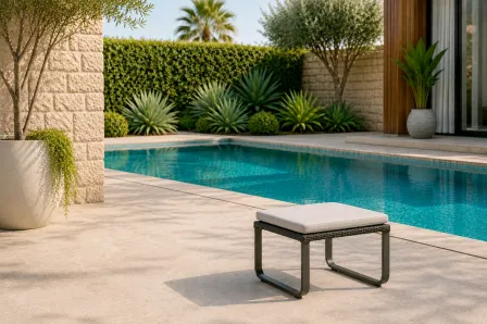 Apoio pés simples de poltrona Star em rattan sintético com almofada junto à piscina