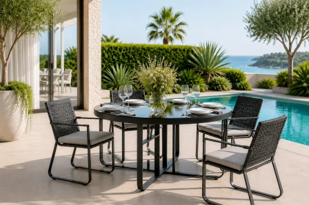 Mesa de jardim redonda Star em metal com quatro cadeiras, junto a piscina e vista mar
