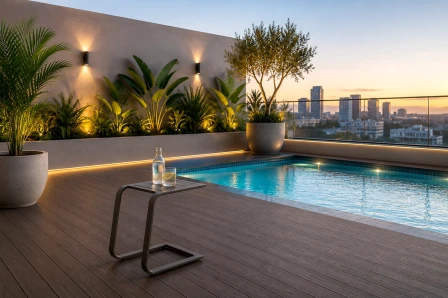 Mesa de apoio de jardim Star junto a piscina com garrafa e copo