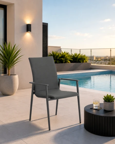 Cadeirão de jardim Soffice cinzento junto a piscina num terraço