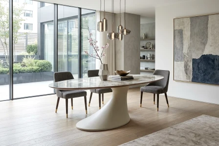 Mesa oval de jantar Orima em mármore branco com base pedestal e quatro cadeiras cinzentas