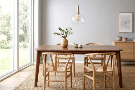 Mesa extensível Gilar em madeira com quatro cadeiras, vaso e candeeiro pendente