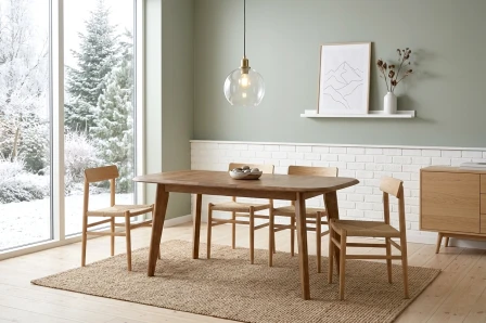 Mesa de jantar Gilar em madeira clara com quatro cadeiras em sala minimalista