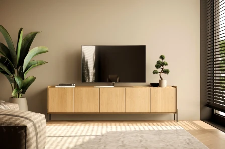 Móvel tv purpo com pés em madeira clara e pernas metálicas, televisão e planta decorativa