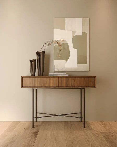 Consola Esfera em madeira com vasos decorativos e quadro abstrato