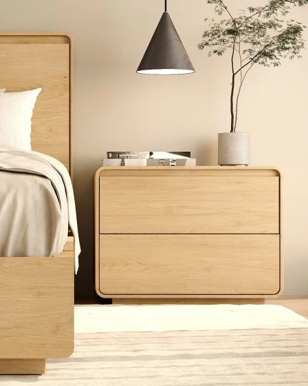Mesa de cabeceira Tivoli em madeira clara com duas gavetas junto à cama