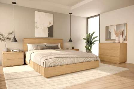 Quarto de casal Tivoli com cama de madeira, cabeceira baixa, candeeiro suspenso e planta