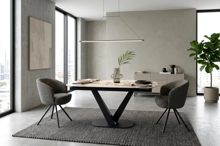 Mesa extensível cerâmica Filta com tampo claro e base em V preta e duas cadeiras cinzentas