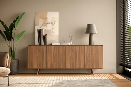 Aparador Tivoli com pés em madeira, decoração minimalista com candeeiro e vasos