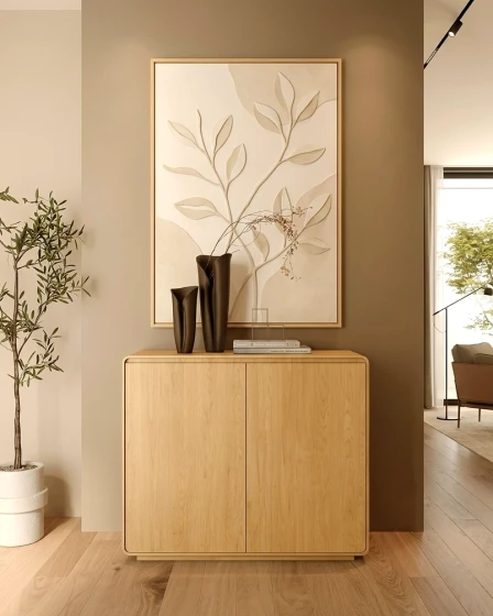 Sapateira Tivoli em madeira clara com vasos e quadro botânico