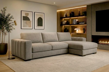 Sofá chaise longue Novila cinzento claro numa sala moderna com estante de madeira