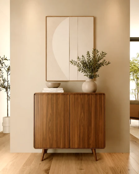 Sapateira Tivoli em madeira com portas curvas e pés cónicos num espaço minimalista