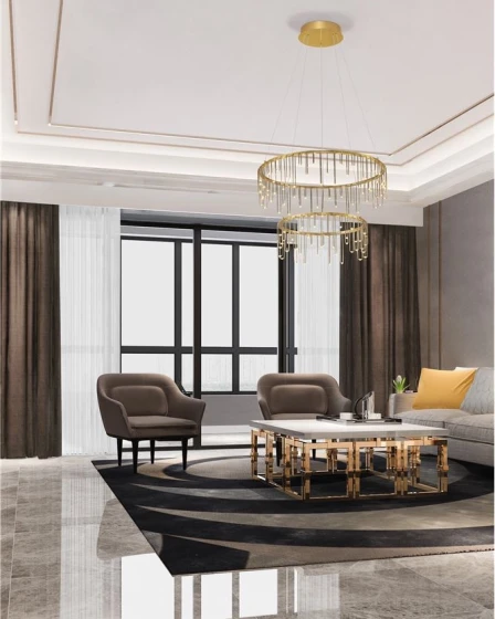 Candeeiro de teto Stellar dourado com pendentes de vidro numa sala moderna