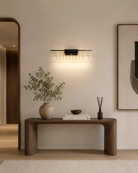 Aplique Stellar montado na parede com pendentes de vidro e luz quente sobre consola