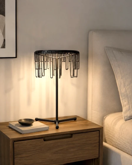 Candeeiro de mesa Stellar metálico com pendentes em vidro sobre mesa de cabeceira
