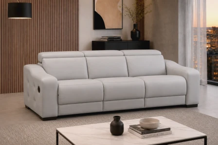 Sofá relax 3 lugares R12-M em pele bege claro, apoios de cabeça ajustáveis e botão lateral