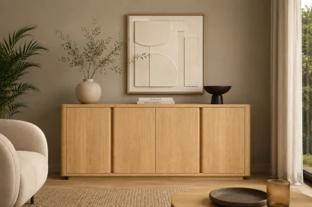 Aparador Aura em madeira clara com quatro portas, vaso com ramos e quadro minimalista