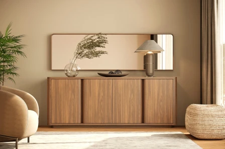 Aparador Aura em madeira com espelho horizontal, candeeiro e vaso decorativo