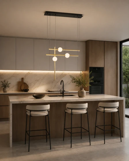Cadeeiro de teto Acrobat dourado com quatro globos iluminados sobre ilha de cozinha