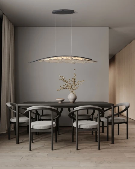 Candeeiro de teto Amado Big pendente oval texturizado sobre mesa de jantar